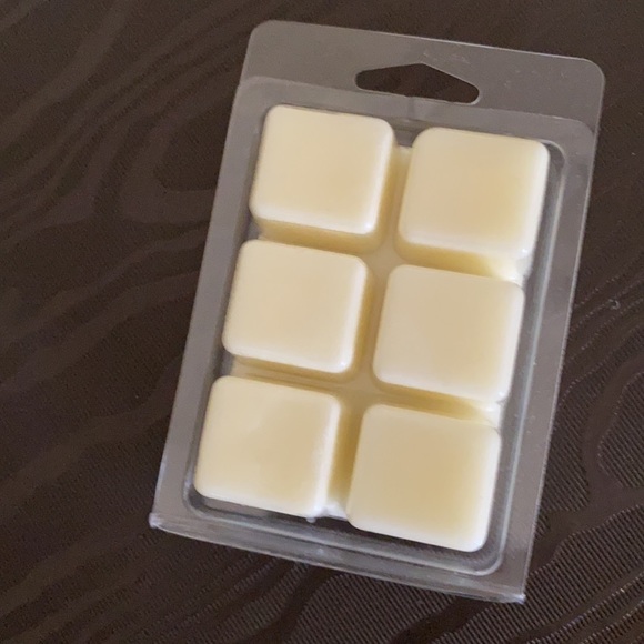 Serendipity natural soy melt candle in Cranberry spice scent - Picture 2 of 4